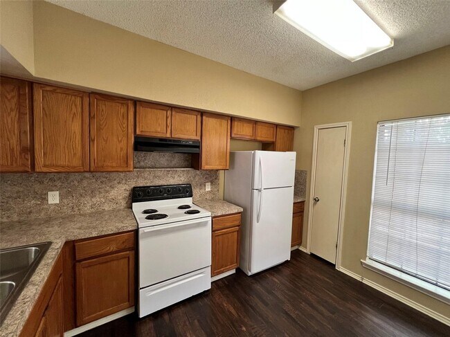 Building Photo - 9601 Forest Ln