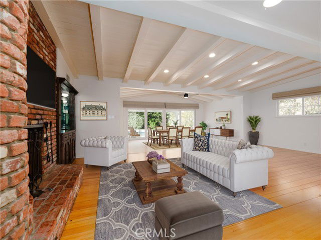 Building Photo - 4539 Hayvenhurst Ave