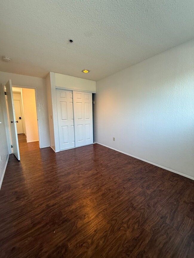 Building Photo - Well Maintained 2BD/2BTH Lynnwood Condo for Lease in Gated Community!