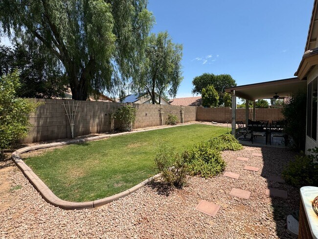 Building Photo - Stunning 3 bedroom, 2 bath home