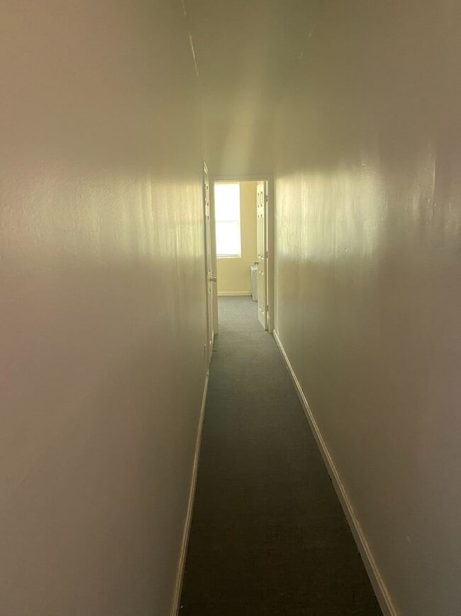 Building Photo - Spacious Rooms! W/D! Available Now!