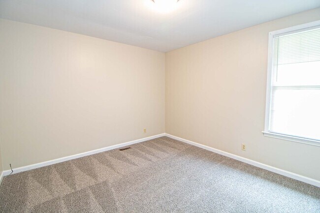 Building Photo - 814 Golf View Pl