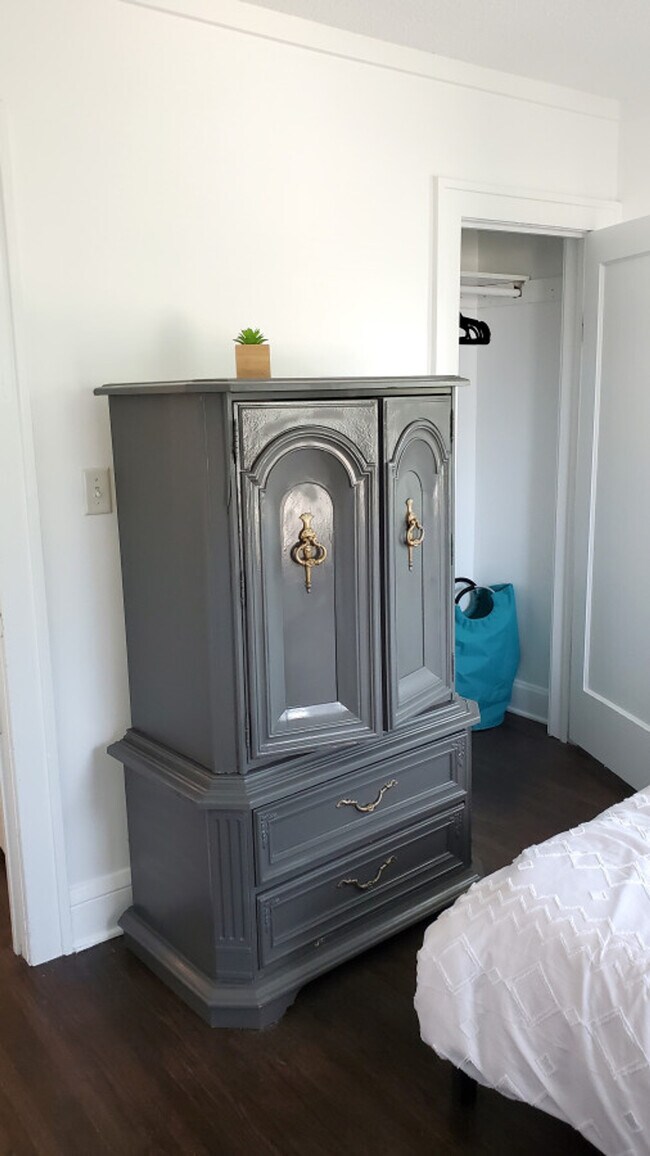 Building Photo - 1916 N Oliver Ave