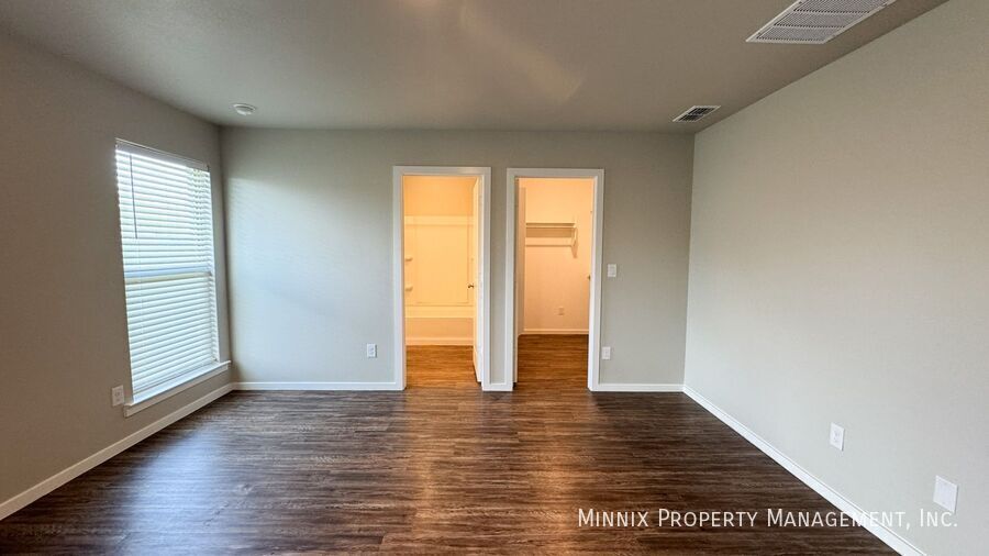 Building Photo - 2033 Kenwood Ave