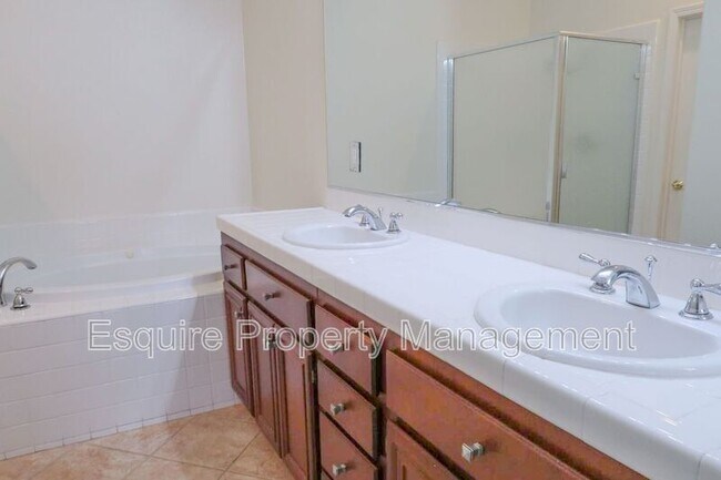 Building Photo - 232 Lightwood St