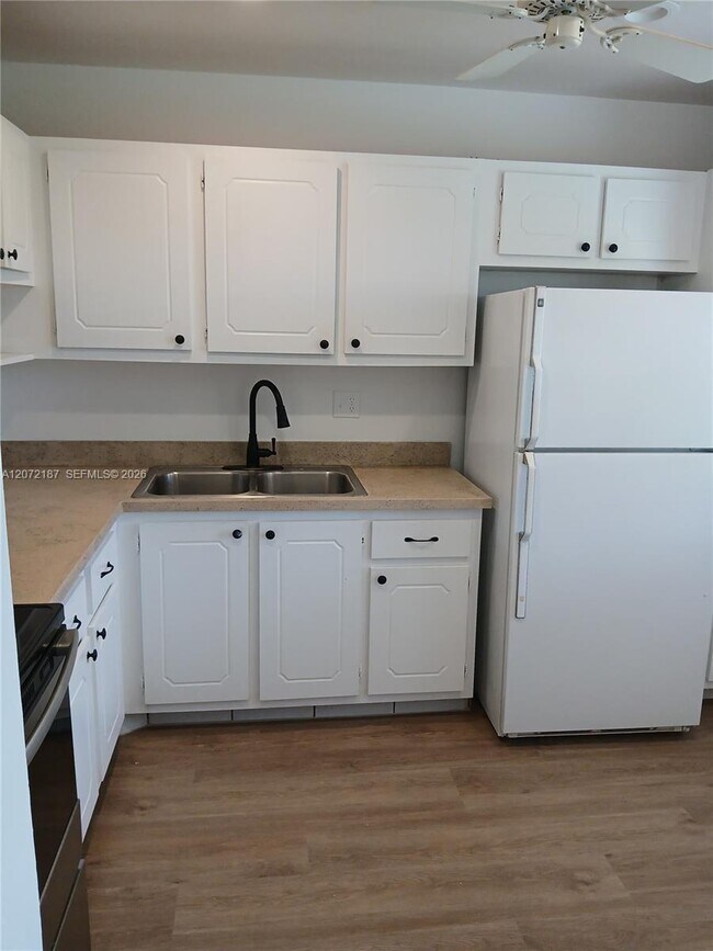 Building Photo - 302 Lake Evelyn Dr