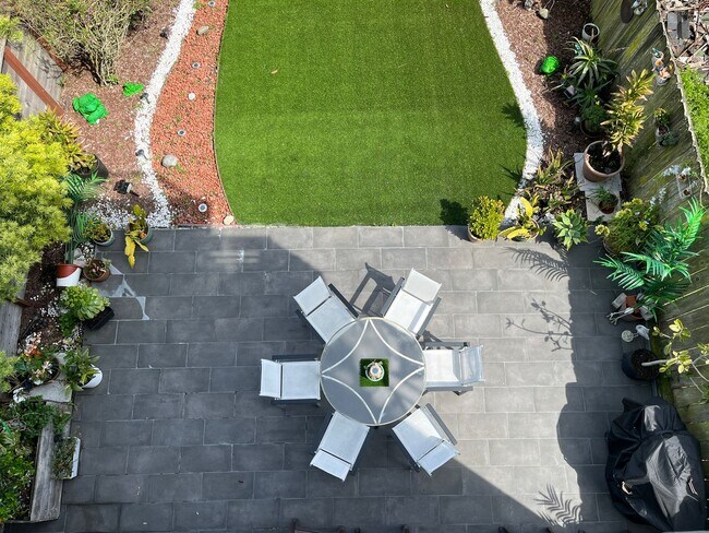 Building Photo - Amazing rare updated full floor Richmond f...