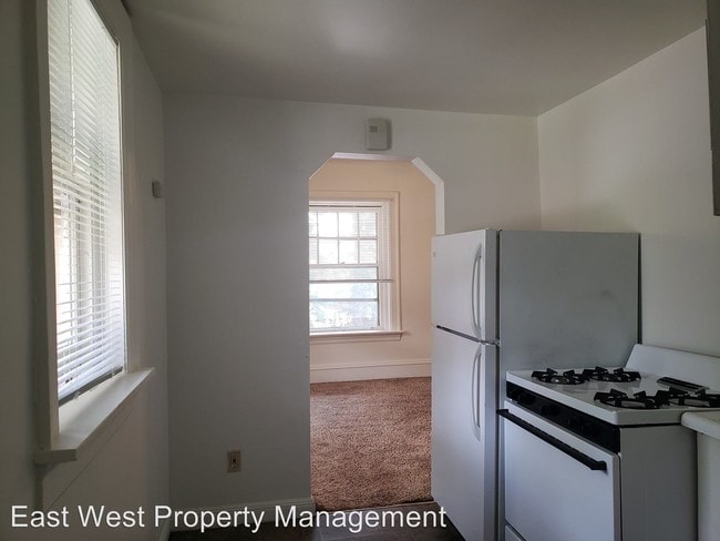 Building Photo - 1529 E 2nd St