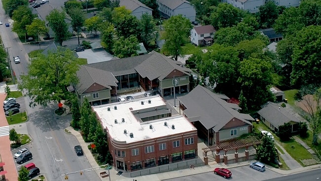 Building Photo - 582 E Hillside Dr