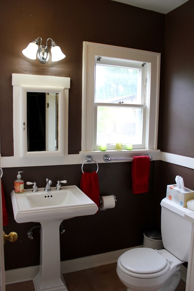 Building Photo - Beautiful Queen Anne Craftsman Home!