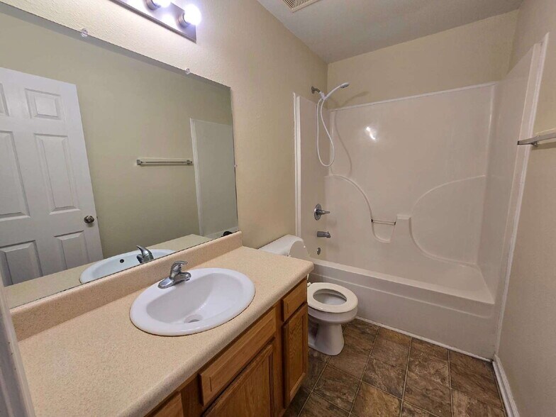 Building Photo - 248-2C EXECUTIVE AVE, CLARKSVILLE, TN 37042
