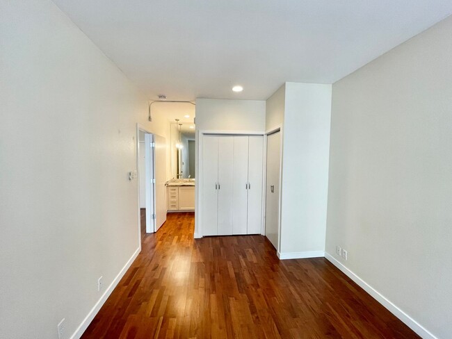 Building Photo - Contemporary, Light Filled Condo w/Garage ...