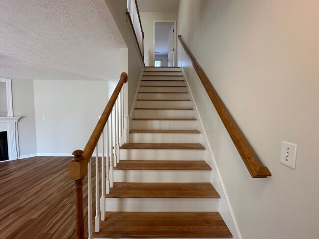 Building Photo - 3-bedroom, 3.5-bathroom nestled in Wyndhurst VA.