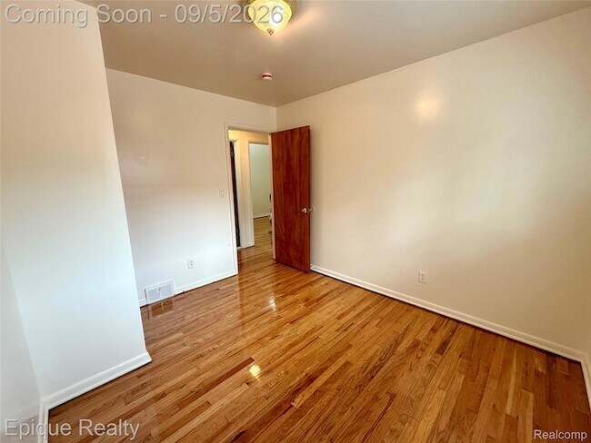 Building Photo - 5627 Clippert St