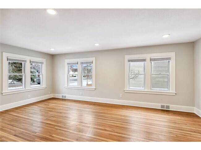 Building Photo - 238 8th Ave N