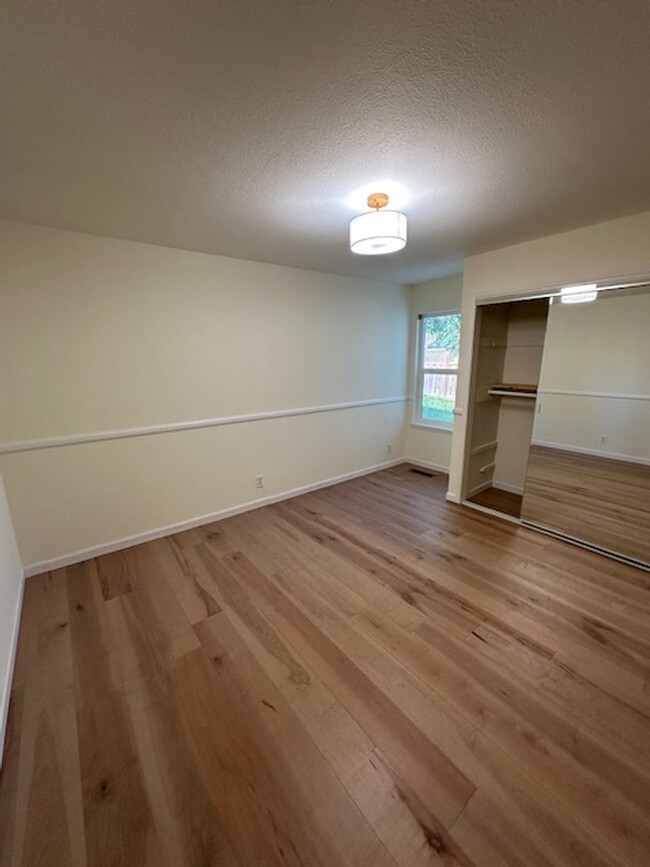 Building Photo - Stunning 4-Bedroom Home with Designer Fini...