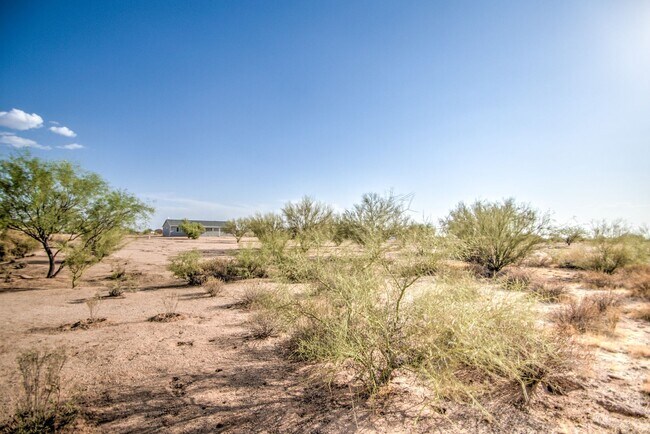 Building Photo - Large 1 + Acre Lot with 3 bedroom home in ...