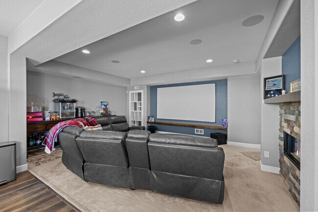 Building Photo - 15411 Village Cir E