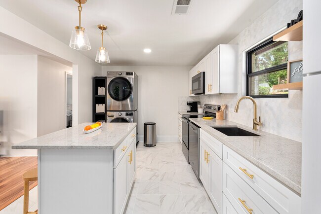 Building Photo - 5708 Southampton Rd