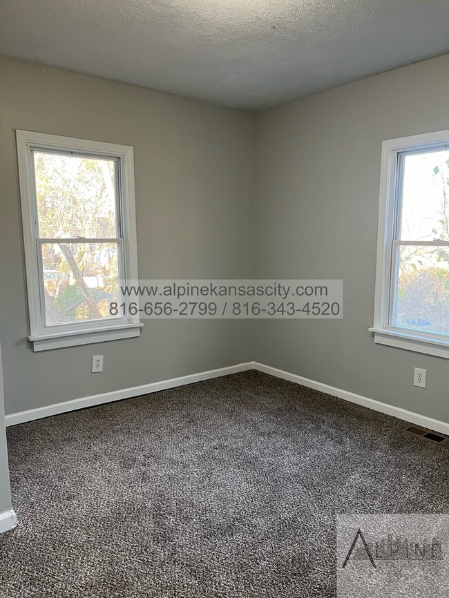 Building Photo - Spacious Upstairs Loft!