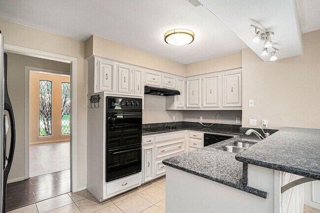 Building Photo - 802 Pebblebrook Dr