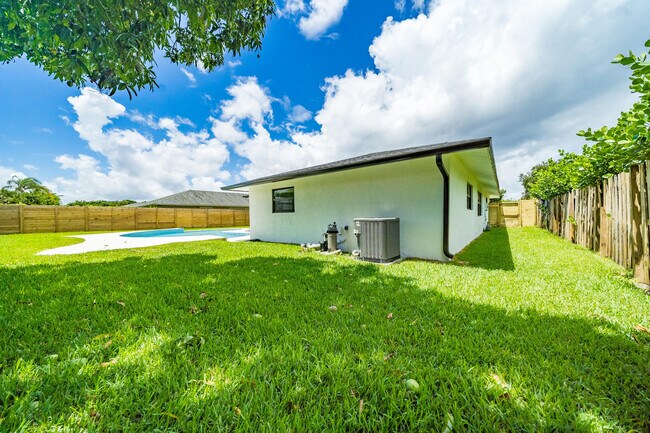 Building Photo - 11758 Banyan St