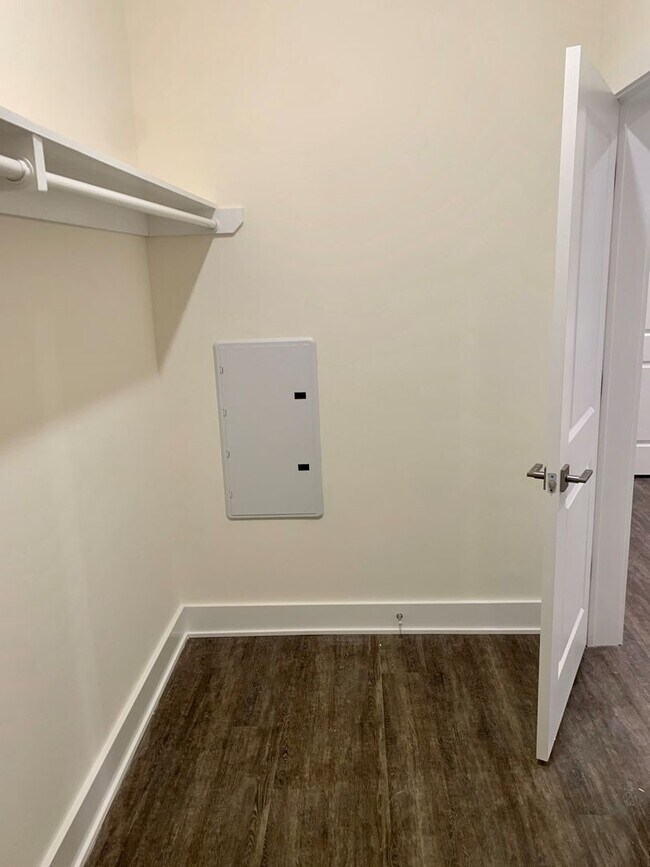 Building Photo - Luxurious 1-Bedroom Apartment in Olde Kens...