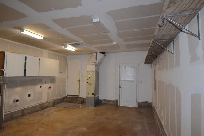 Building Photo - Modern home tucked away in the adorable little town of Brownsville.