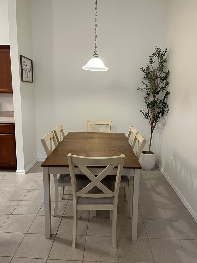 Building Photo - 208 Robin St