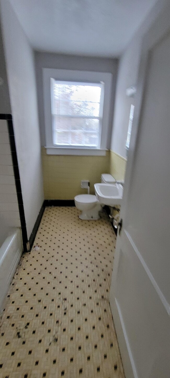 Building Photo - 966 E Fortification St