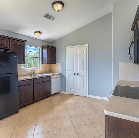 Building Photo - 1040 Darst Rd