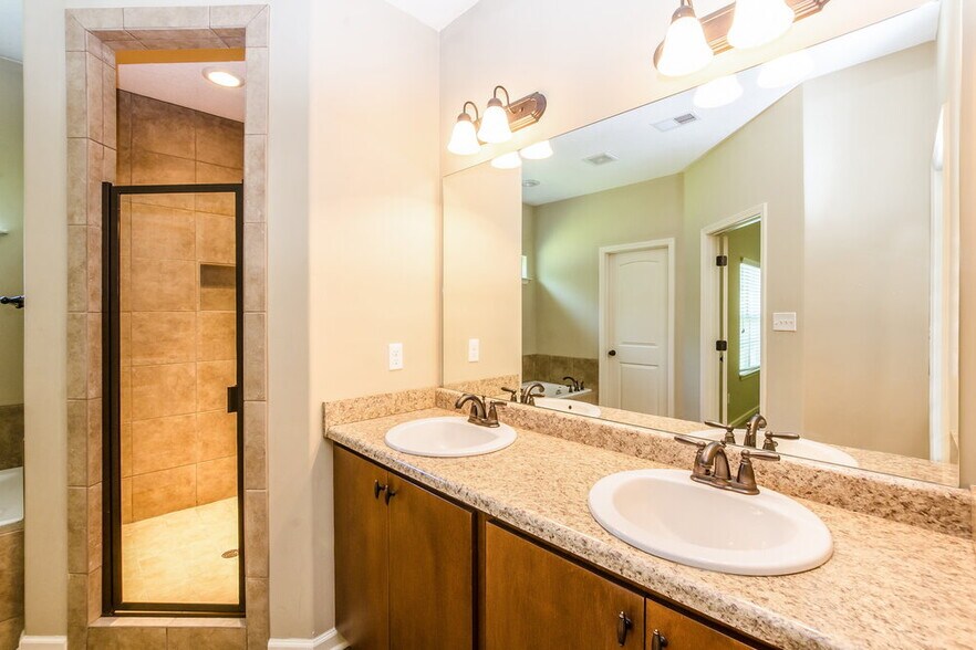 Building Photo - 5009 Forest Oasis Ln