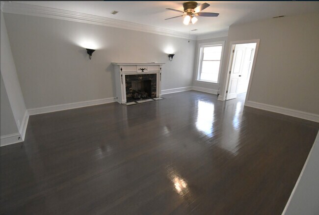 Building Photo - 6138 N Kenmore Ave