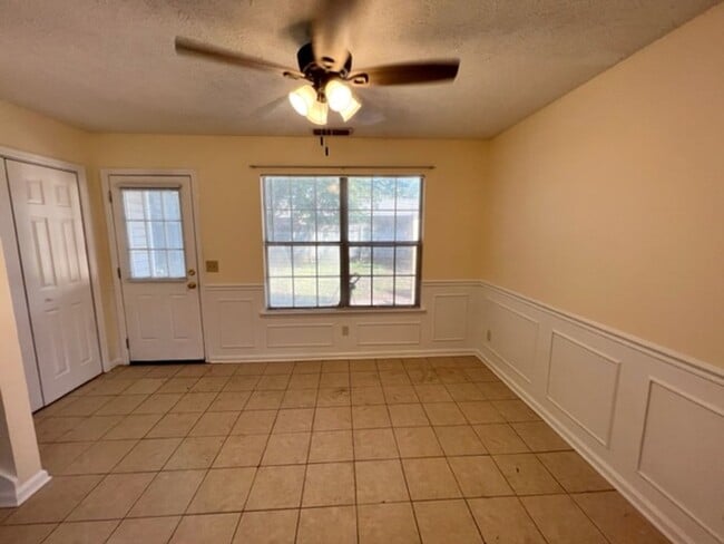 Building Photo - 2 Bed/1.5 Bath Towhome on Cul-De-Sac, *Backyard Privacy Fence*