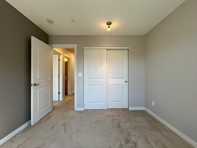 Building Photo - Modern 4-Bedroom End Unit with Community A...