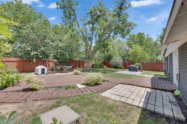 Building Photo - 2102 Bristol Dr