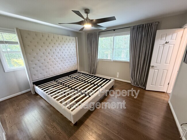 Building Photo - 3153 Woodhaven Dr