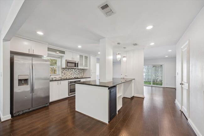 Building Photo - 671 N Post Oak Ln