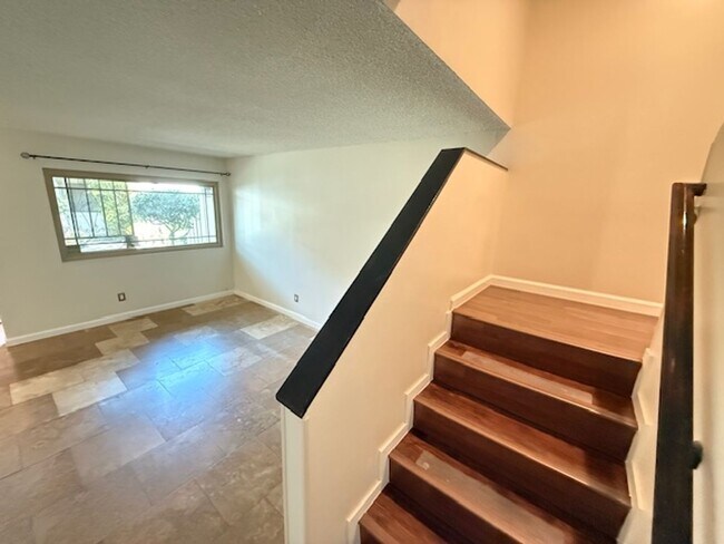 Building Photo - Upgraded 3-Bedroom Condo for Rent in Arleta!