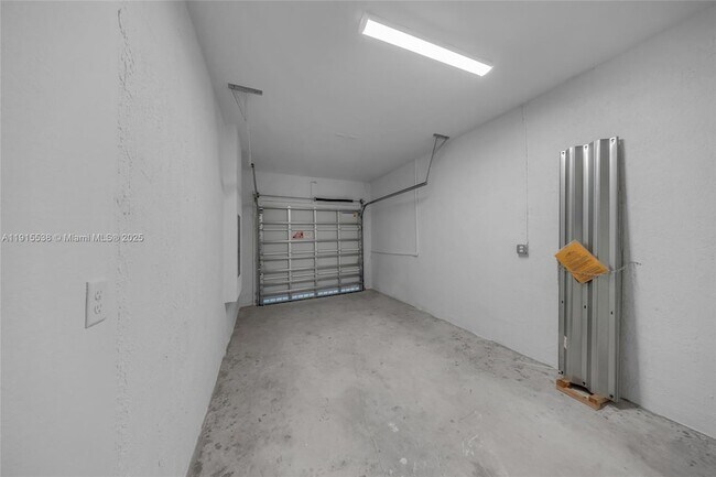 Building Photo - 2751 SE 25th Ave