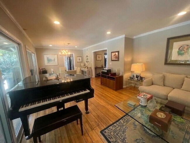 Building Photo - Beautiful One Level, 3 Bedroom, 3 Bathroom Tarzana Pool Home for Lease!