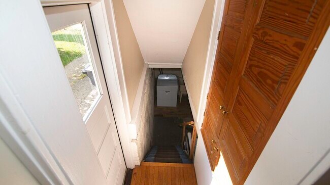 Building Photo - 823 Dewey Ave