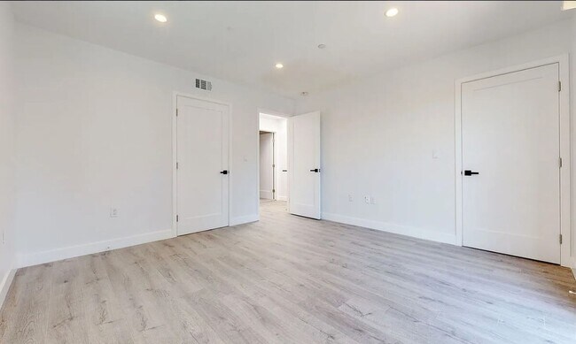 Building Photo - FOR RENT $4200, 4BED 3BATH,Downtown LA