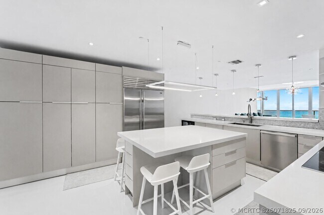 Building Photo - 5959 Collins Ave
