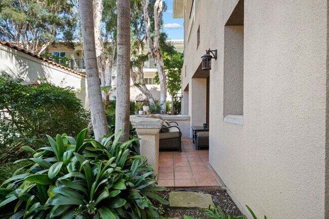 Building Photo - Total Quality Living! El Escorial... EAST BEACH!