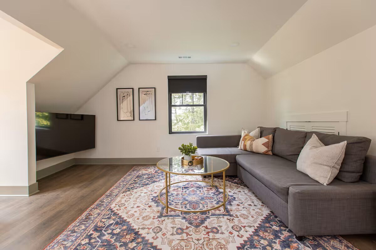 Large, beautifully appointed living room - 18115 Nottingham Rd