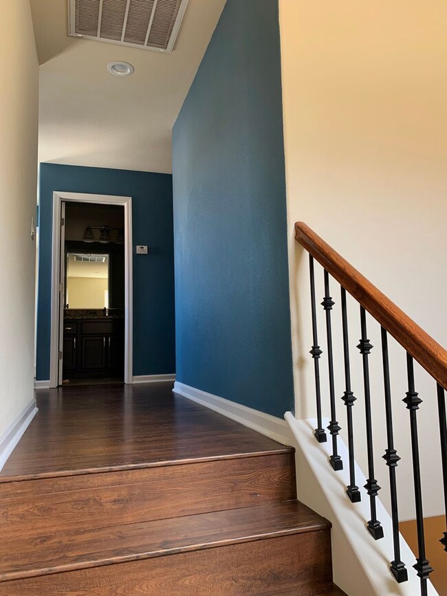 Building Photo - 4 Bedroom Home in Hollister