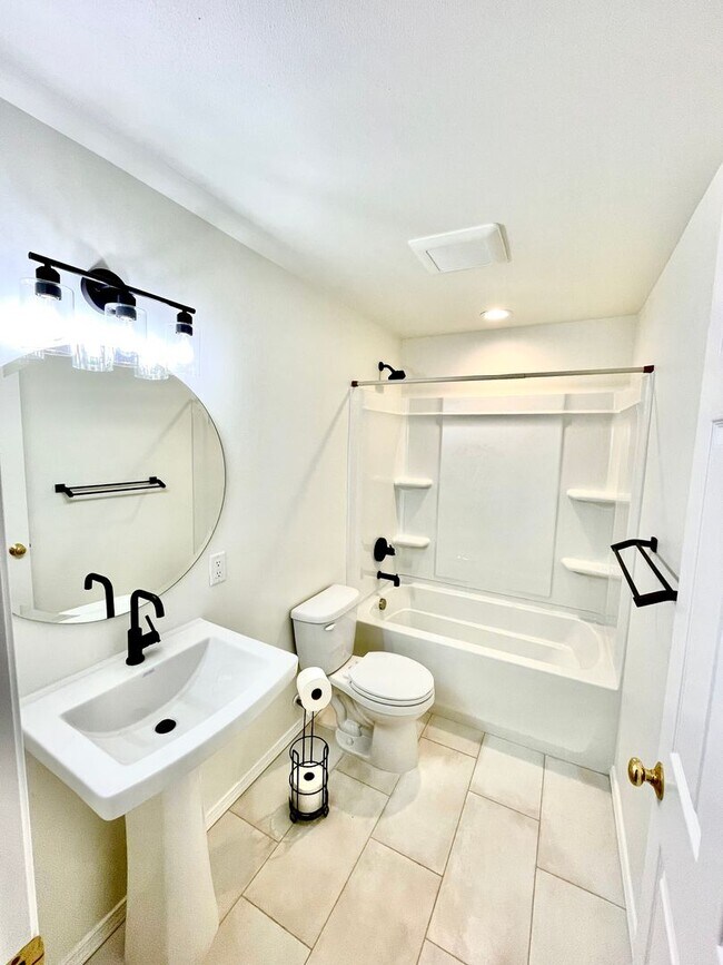 Building Photo - Stunning Riverfront Home in Sun Country