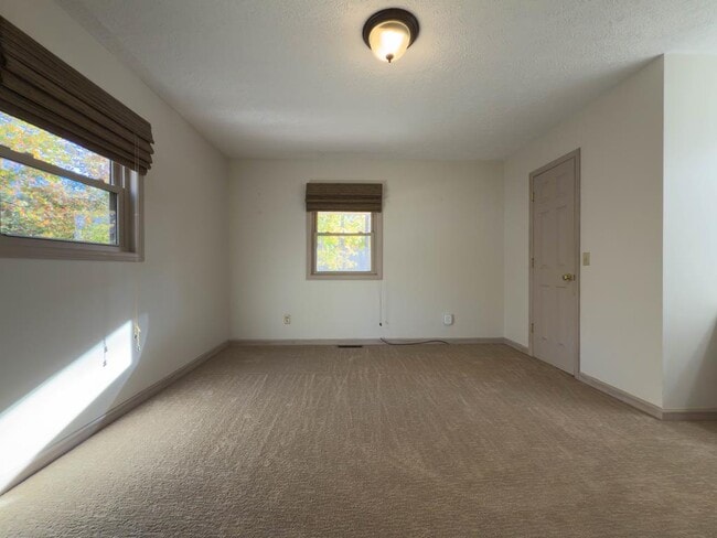 Building Photo - 450 Rhododendron Ln