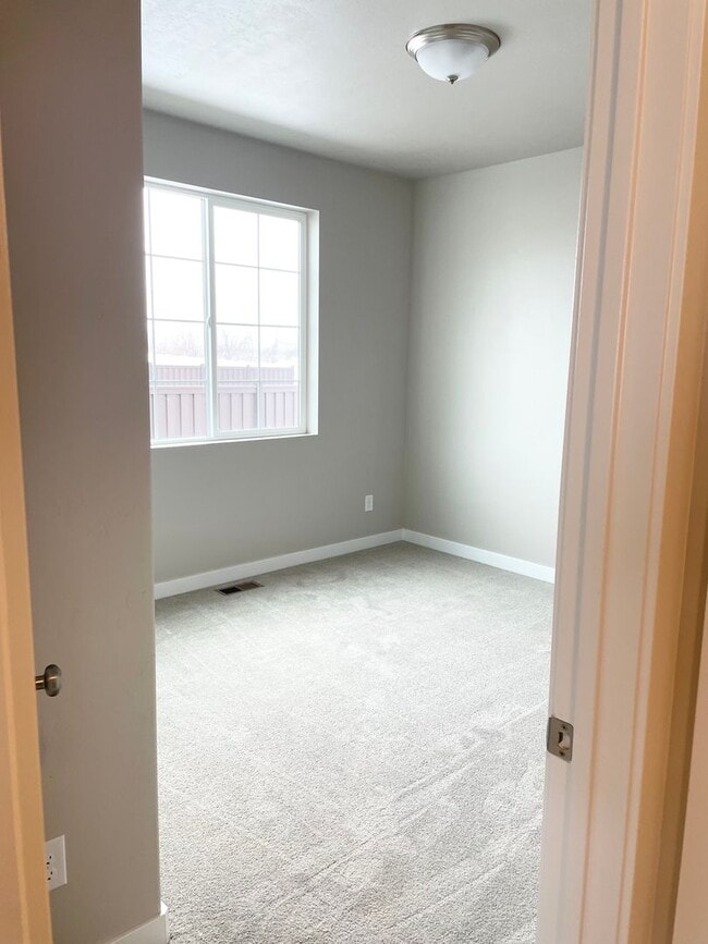 Building Photo - GORGEOUS Home